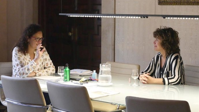 La presidenta del Consell de Mallorca, Catalina Cladera, en su reunión con la portavoz de El PI en la institución insular, Xisca Mora.