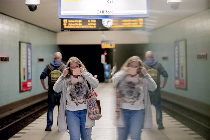 Mujer con mascarilla en el metro de Berlín