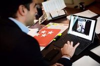 Aguado y Giménez preparan "los detalles de la reapertura del comercio" en la desescalada