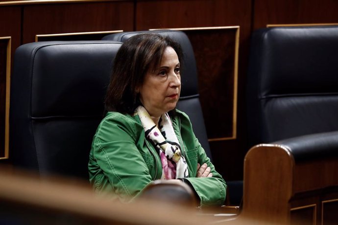 La ministra de Defensa, Margarita Robles,  con gesto serio en su escaño del Congreso