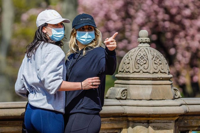 Gente con mascarilla por el coronavirus en Central Park, Nueva York