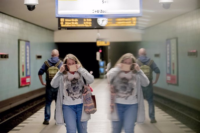 Dona amb mascarilla en  l'metro de Berlín