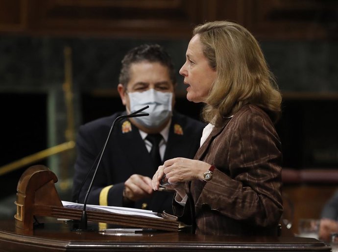 La vicepresidenta tercera del Gobierno y ministra de Asuntos Económicos y Transformación Digital, Nadia Calviño, durante el pleno posterior a la primera sesión de control al Ejecutivo celebrada en el Congreso desde que se declaró el estado de alarma el 