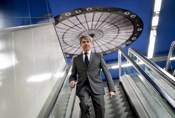 Imagen de recurso del consejero de Transportes, Ángel Garrido, bajando por una escalera mecánica de una de las estaciones de Metro de Madrid.