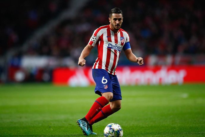 Koke Resurreción conduce la pelota durante un partido del Atlético de Madrid