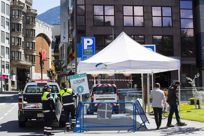 Los preparativos en el acceso a la zona de Stop Labs de Andorra la Vella.