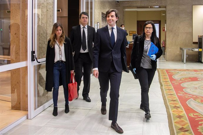 El vicesecretario de Comunicación del PP, Pablo Montesinos, a su llegada al Congreso con  otros diputados del Grupo Popular. En Madrid (España) a 23 de abril de 2020.