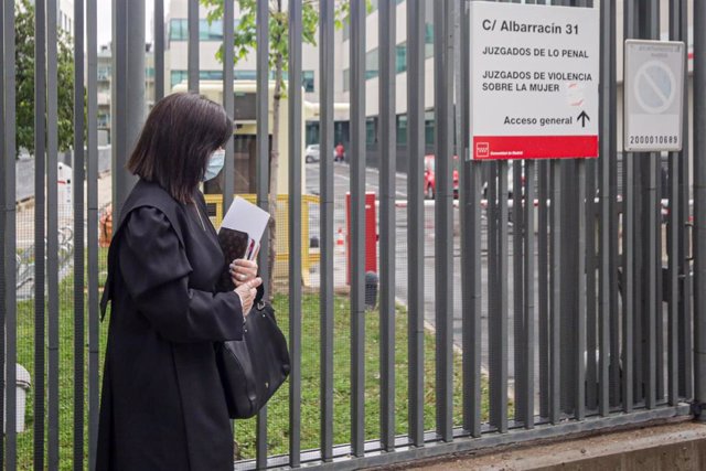 Una abogada vestida con toga y mascarilla entra a los Juzgados de lo Penal, Juzgados de Violencia sobre la mujer situados en la C/Albarracín, 31 de Madrid (España), durante la semana siete del estado de alarma, cuando la violencia doméstica sigue agravánd