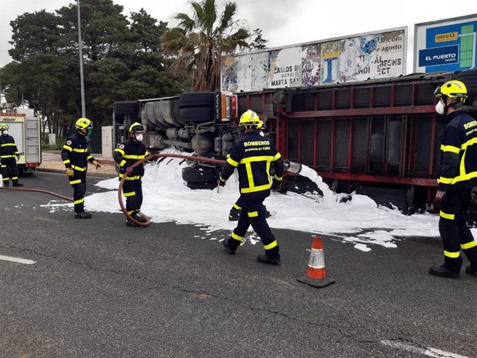 Intervención de los bomberos en el vuelco de un camión en El Puerto de Santa María (Cádiz)