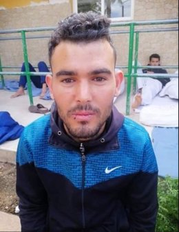 Uno de los tunecinos en huelga de hambre, con los labios cosidos