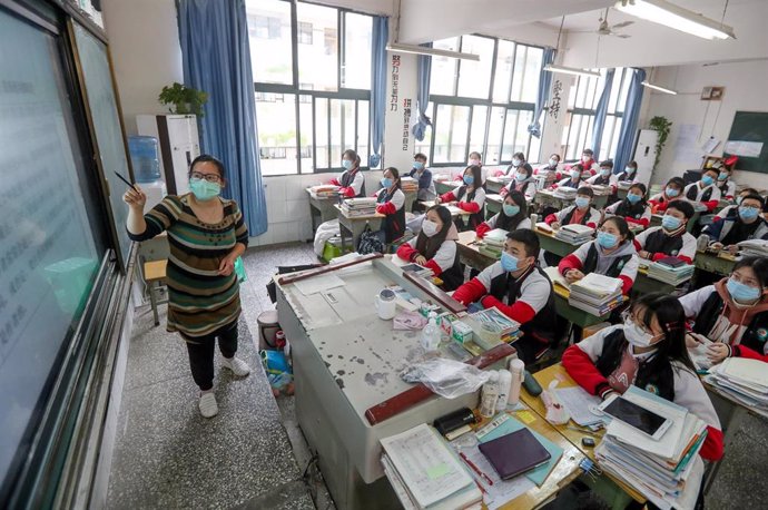 Alumnos y su profesora en un instituto del municpio de Chongqing .