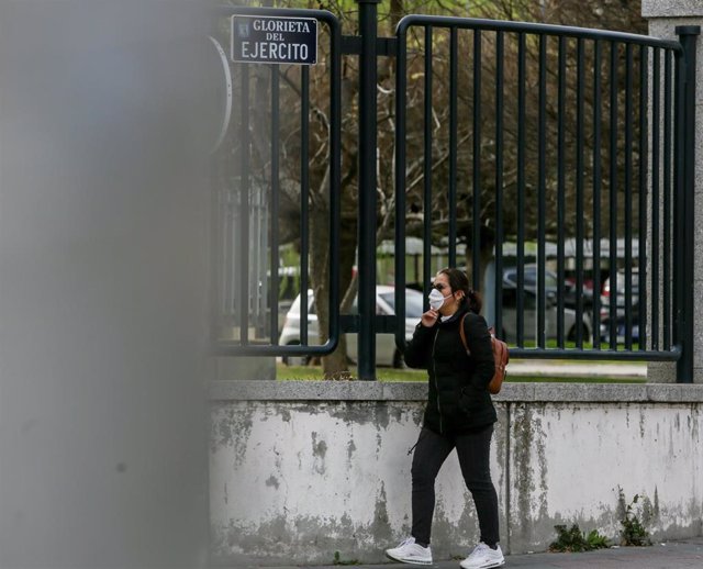 Una mujer lleva mascarilla para protegerse del coronavirus en una calle de Madrid, a 11 de marzo de 2020.