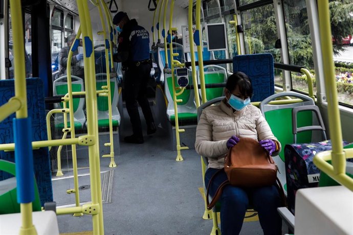 Un policía municipal de Madrid realiza un control en uno de los autobuses urbanos de la capital