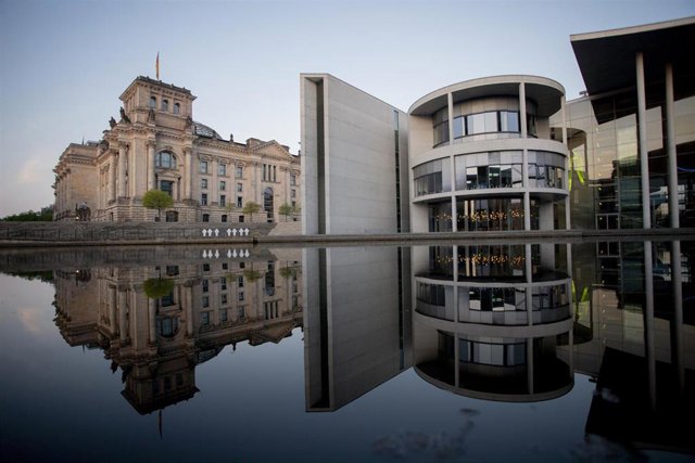 La sede del Reichstag (izquierda) y el edificio Paul Loebe