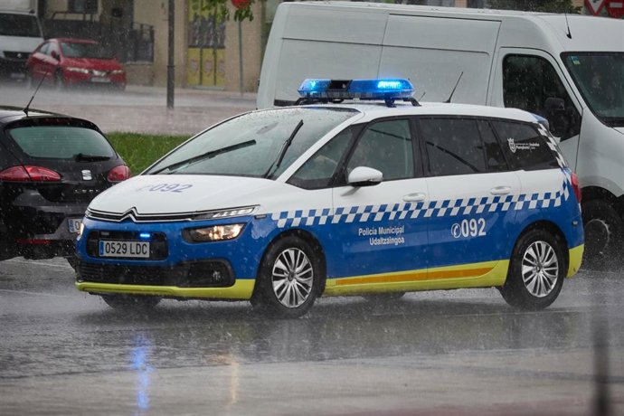 Una patrulla de la Policía Municipal bajo la lluvia durante el Estado de Alarma decretado por el Gobierno de España con motivo del coronavirus COVID-19. En Pamplona, Navarra, España, a 25 de abril de 2020.