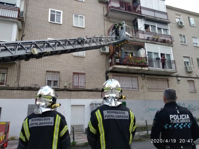 Bomberos de la localidad de Fuenlabrada rescatan a un hombre que se quedó encerrado en su terraza durante el confinamiento por el estado de alarma por el coronavirus.