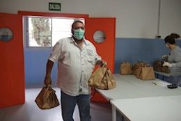 Imagen de archivo de un reparto de comidas para familias en Sevilla. 
