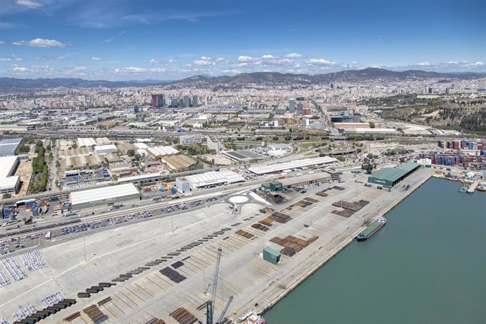 El Moll Príncep dEspanya acoge uno de los nuevos espacios habilitados para almacenar contenedores de importación llenos en el Puerto de Barcelona.