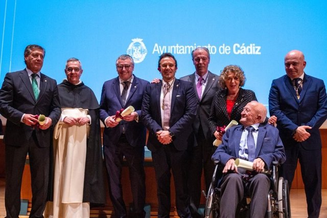 Michael Robinson cuando recogió el título de Hijo Adoptivo de Cádiz