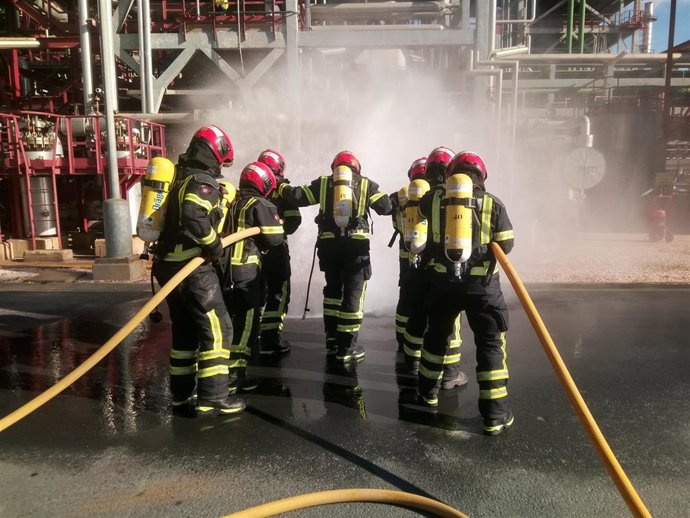 Simulacro de bomberos en una planta de Cepsa.