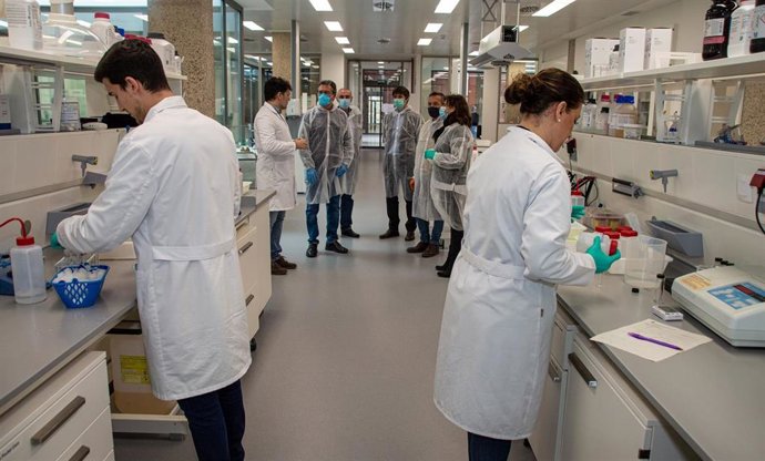 El alcalde de Sevilla, Juan Espadas, visita los laboratorios de Emasesa