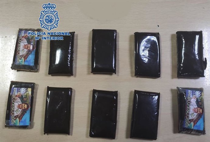 Droga incautada al detenido con fotos de Pablo Escobar