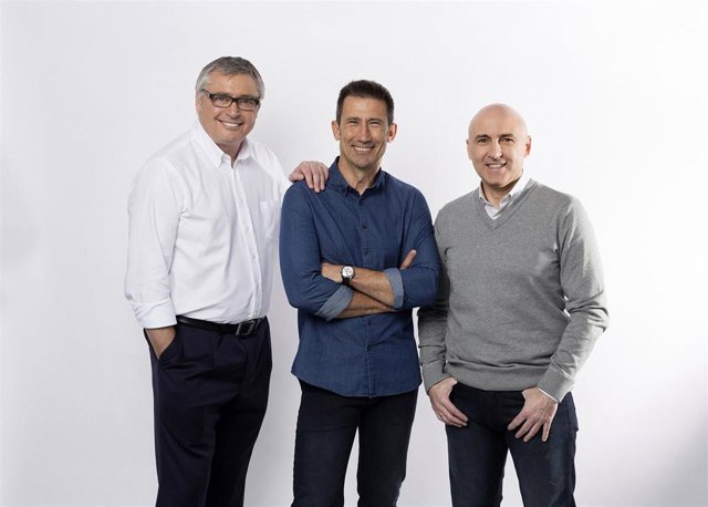 Michael Robinson con sus compañeros Carlos Martínez y Julio Maldonado