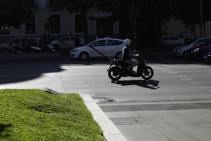Una moto en la ciudad de Madrid
