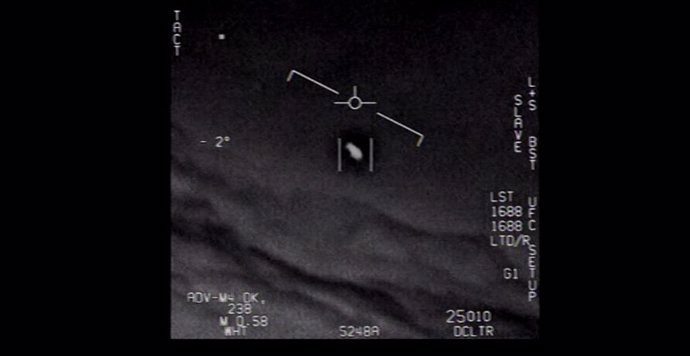Una de las imágenes que pueden verse en los vídeos publicados por el Pentágono que muestran "fenómenos voladores no idenficados".