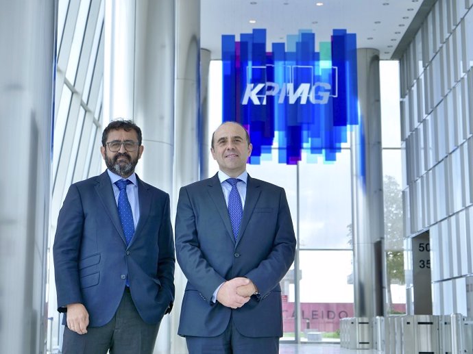 El socio responsable del área laboral de KPMG Abogados, Javier Hervás (d), posa junto al nuevo director del área, Jordi García, en la sede de la firma en Madrid.