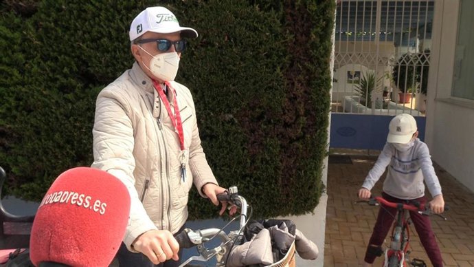 José Ortega Cano da un paseo en bicicleta con el pequeño José María