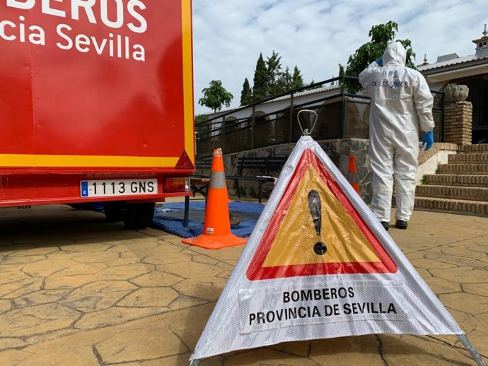 Imagen de archivo de bomberos de la provincia de Sevilla desinfectando residencias y espacios públicos
