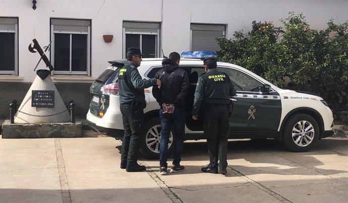 Traslado de uno de los tres detenidos