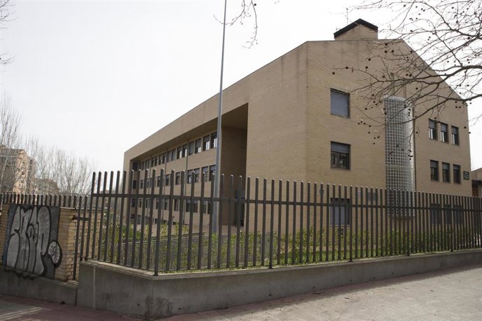 Fachada de un centro educativo cerrado durante 15 días en Logroño por coronavirus, en Logroño/La Rioja (España) a 10 de marzo de 2020.