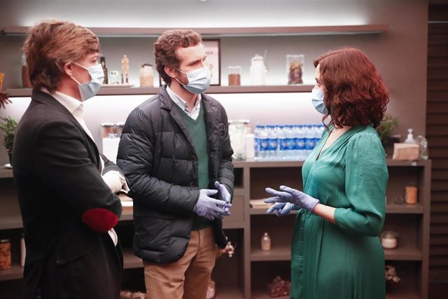 La presidenta de la Comunidad de Madrid, Isabel Díaz Ayuso, y el presidente del PP, Pablo Casado,  en una visita al Room Mate Óscar Hotel, uno de los 22 establecimientos que están dando servicio a sanitarios, en Madrid (España) a 25 de abril de 2020.