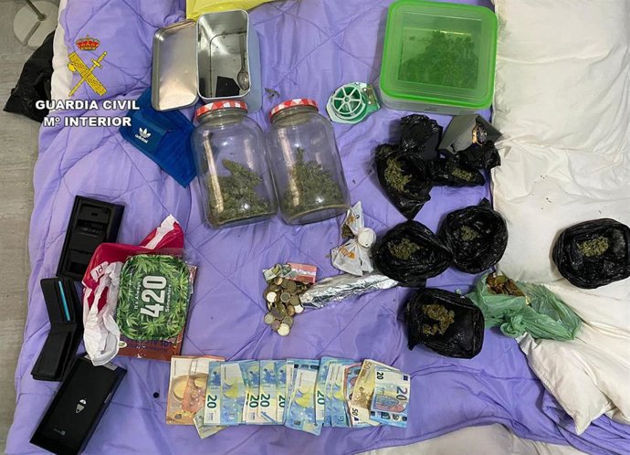 Imagen de los efectos intervenidos por la Guardia Civil