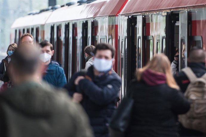 Pasajeros con mascarillas en una estación de Hamburgo
