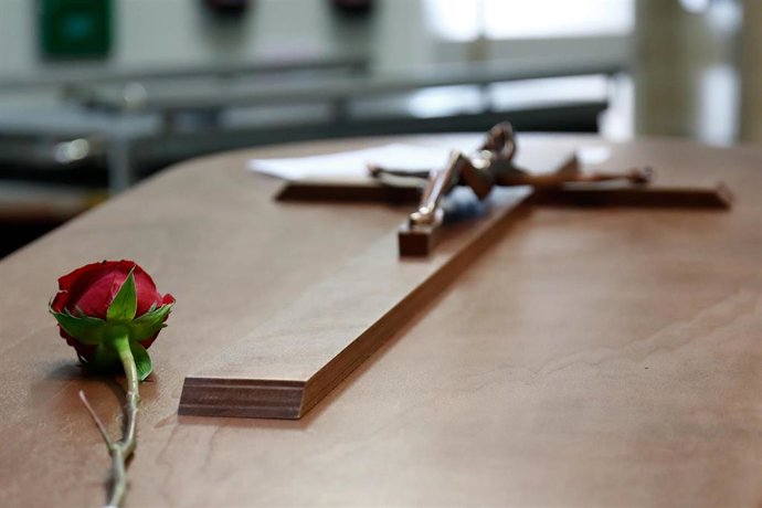 Una rosa colocada por los Servicios Funerarios de Madrid