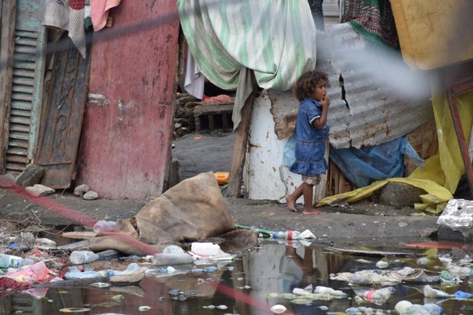 Una niña en un campo de desplazados en Adén