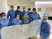 Una mujer de 76 años recibe el alta definitiva en Ibiza tras curarse del COVID-19