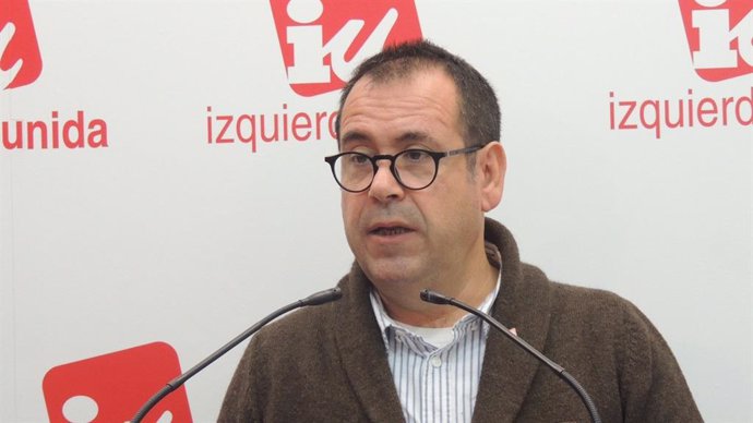 El portavoz de IU C-LM, Juan Ramón Crespo, en rueda de prensa.