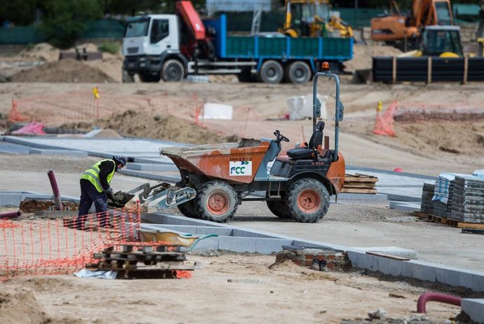Obreros trabajan en una obra ubicada en la calle Alejandro Dumas de la capital tras finalizar el periodo de hibernación económica establecido por el Gobierno central para frenar la pandemia del Covid-19