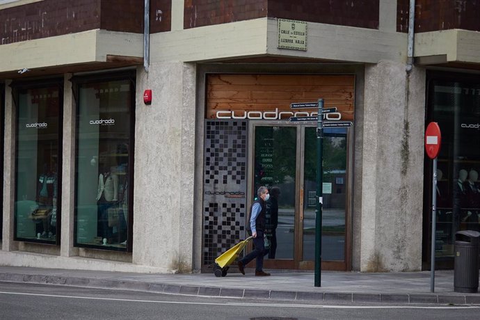 Tienda de ropa cerrada durante el Estado de Alarma decretado por el Gobierno de España como consecuencia del coronavirus COVID-19. 