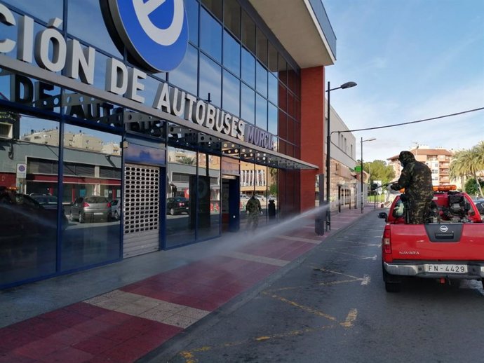 Efectivos de la Armada realizan labores de desinfección en la estación de autobuses de San Andrés, en Murcia
