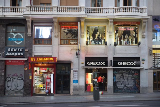 Negocios cerrados en el centro de Madrid tras el anuncio del estado de alarma en España por el coronavirus, en Madrid (España), a 15 de marzo de 2020.