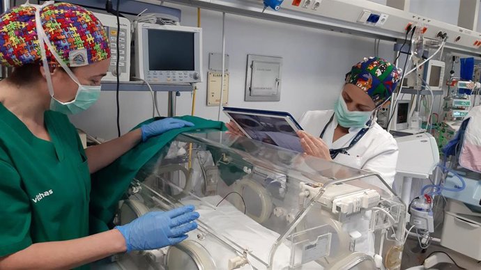 Desde la UCI Neonatal de Vithas 9 de Octubre su equipo médico muestra a los padres que no pueden visitar a sus bebés imágenes a través de una tablet