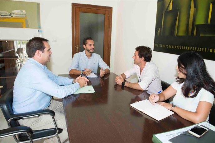 Imagen de archivo de una reunión de Mario Fernández con representantes de Asaja