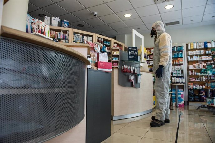 Un agente de Medio Ambiente de la Junta de Comunidades de Castilla-La Mancha en el interior de una farmacia a la que ha acudido junto a otro compañero para desinfectarla y así evitar la expansión del coronavirus. En Guadalajara, a 24 de abril de 2020.
