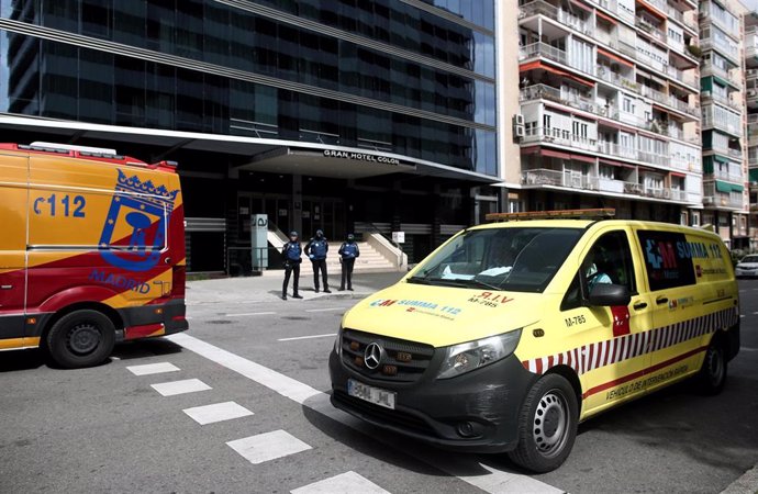 Vehículos de intervención sanitaria del SUMMA a las puertas de el Gran Hotel Colón.