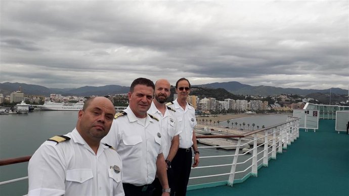 Milen Bozhenski, capitán del barco; el hotel director, Luis Leite; Fabrizzio D'Arrigo, guest relations manager y Javier Gonzalez, jefe de seguridad del crucero Sovereign que permanece atracado en el puerto de Málaga desde el 20 de marzo